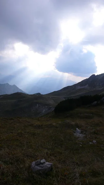 Sonne Scheint Durch Wolken Deutsche Alpen Alpenpanorama Bad Hindelang Wanderung — Stockfoto