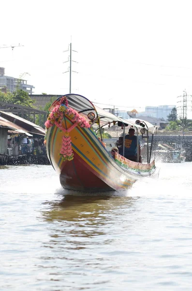 曼谷长尾船渠五彩斑斓的水河亚洲文化 高质量的照片 — 图库照片