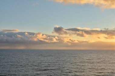 Gündoğumu günbatımı okyanus ve gökyüzü ufku. Yüksek kalite fotoğraf