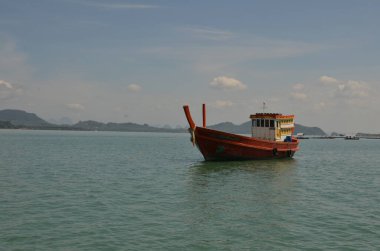 Koh yao Noi Adası 'ndaki kırmızı bot Tayland Sahili Uzunkuyruklu Teknesi. Yüksek kalite fotoğraf