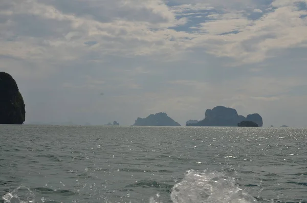 Wycieczka Statkiem Wodnym Horizon Rock Sky Phi Phi Wysokiej Jakości — Zdjęcie stockowe