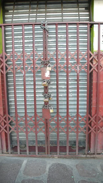 Porta Metal Velho Está Trancado Com Três Cadeados Com Uma — Fotografia de Stock