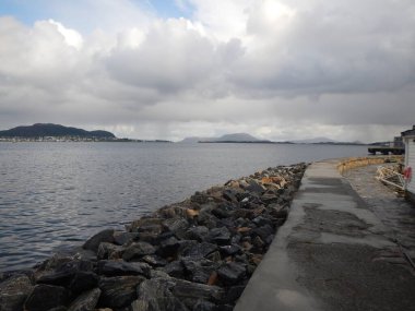 Norveç fiyort manzarası bulutlu gri soğuk okyanus. Yüksek kalite fotoğraf