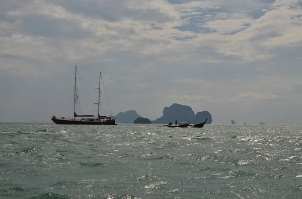 Phi Phi Thaiföld Sziklák Kék Vízi Hajó Horizon Blue Kiváló — Stock Fotó