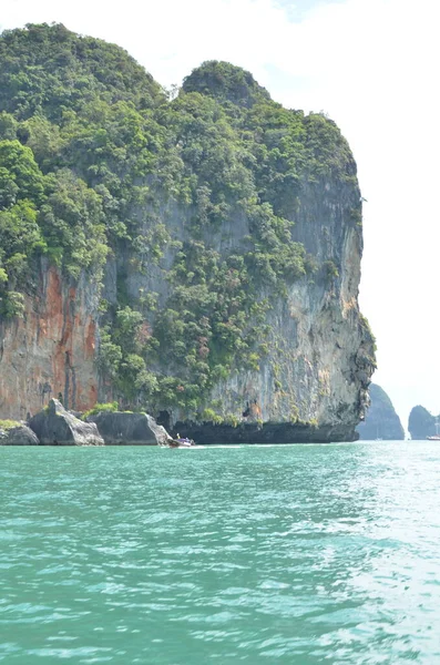 Phi Phi Thailand Rocas Viaje Barco Agua Azul Foto Alta —  Fotos de Stock