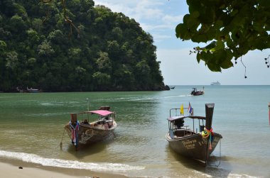 Long Tail Boat plajda, Ko phi phi thailand mavi su botu gezisini sallıyor. Yüksek kalite fotoğraf