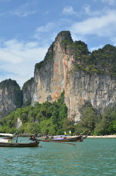 Phi Phi Thaiföld Sziklák Kék Vízi Hajó Kirándulás Kiváló Minőségű — Stock Fotó