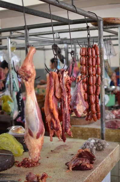 Колбасы Мясо Ночном Рынке Камбодже Красочные Азиатские Продукты Питания Высокое — стоковое фото