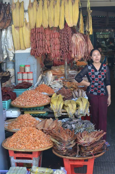 Сушеная Рыба Сосиски Ночном Рынке Камбодже Красочная Азиатская Еда Высокое — стоковое фото