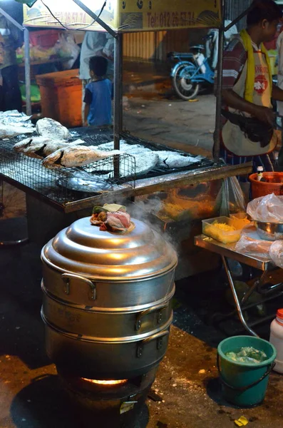 柬埔寨夜市色彩斑斓的亚洲菜 高质量的照片 — 图库照片