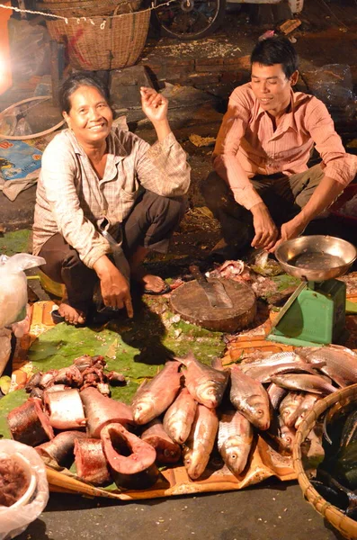 Рыбный Магазин Ночном Рынке Камбодже Красочная Азиатская Продовольственная Женщина Высокое — стоковое фото