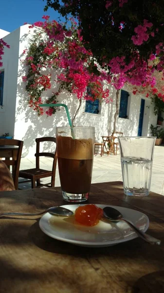 コーヒーテーブルパロスギリシャ地中海の島のエーゲ海 高品質の写真 ストック画像