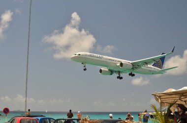 Büyük Maho Sahili Aziz Martin Caribic Hollanda Antilleri 'ne inen uçak. Yüksek kalite fotoğraf