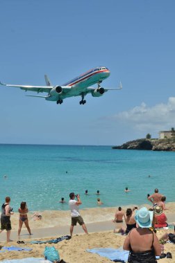 Büyük Maho Sahili Aziz Martin Caribic Hollanda Antilleri 'ne inen uçak. Yüksek kalite fotoğraf