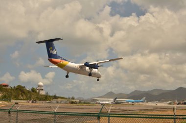 Büyük Maho Sahili Aziz Martin Caribic Hollanda Antilleri 'ne inen uçak. Yüksek kalite fotoğraf