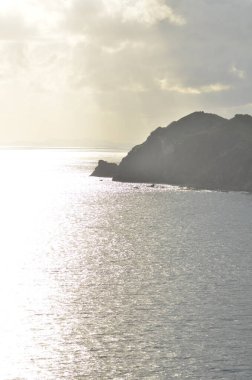 Karibik güneş, ufuktaki dağlardan gelen suyu yansıtıyor. Yüksek kalite fotoğraf