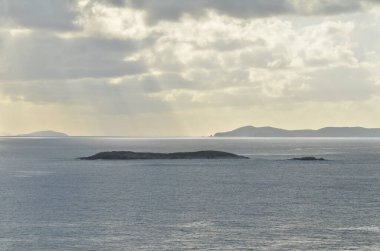 Karibik güneş, ufuktaki dağlardan gelen suyu yansıtıyor. Yüksek kalite fotoğraf