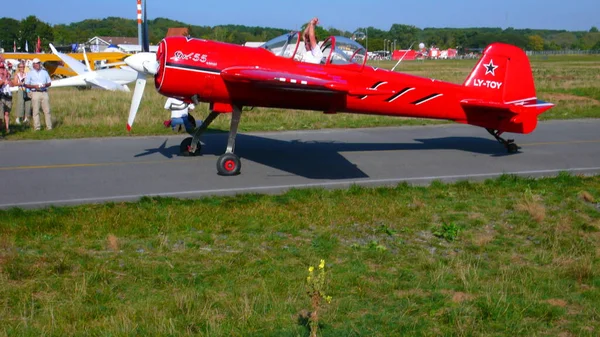 红色螺旋桨飞机八月欧拉荧光标签在地面上 高质量的照片 — 图库照片
