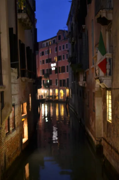 小水渠在夜晚威尼斯意大利浪漫的城市 高质量的照片 — 图库照片