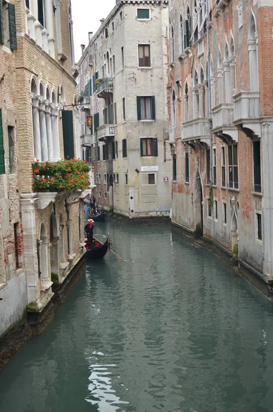 Pequeño Canal Venecia Italia Puente Gondolero Romántica Hermosa Foto Alta — Foto de Stock