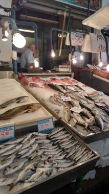 Atina 'da taze yiyecek satan bir market. Yüksek kalite fotoğraf