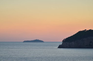 Deniz Dağı silueti renkli Okyanus Ufku 'nda güneş battı. Yüksek kalite fotoğraf