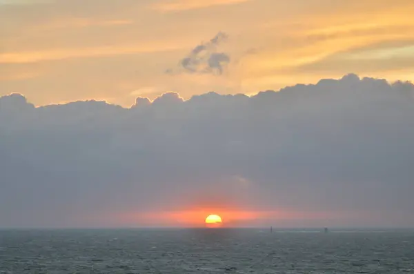 Solnedgång Med Moln Över Ocean Oastell Lugn Bakgrund Högkvalitativt Foto — Stockfoto