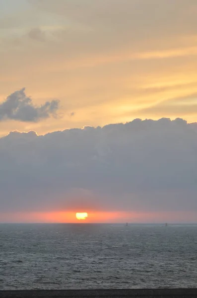 Ηλιοβασίλεμα Σύννεφα Πάνω Από Ocean Oastell Ήρεμο Φόντο Υψηλής Ποιότητας — Φωτογραφία Αρχείου