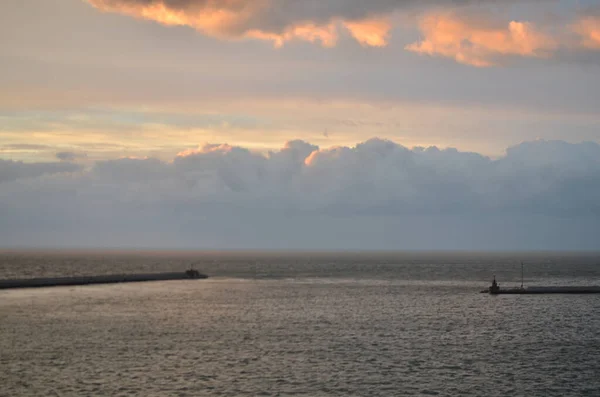 Sonnenuntergang Mit Wolken Über Ocean Oastell Ruhigen Hintergrund Hochwertiges Foto — Stockfoto