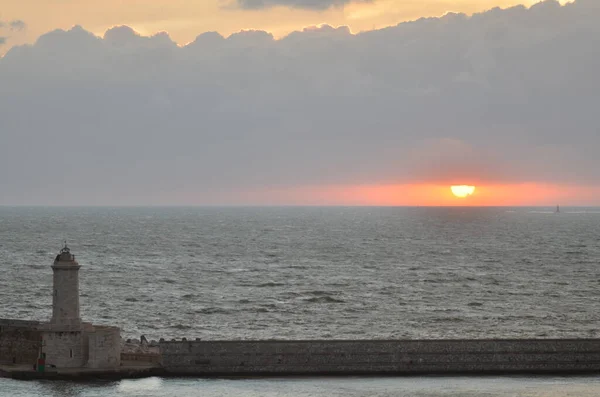 Φάρος Συννεφιασμένο Ηλιοβασίλεμα Ακτή Πολύχρωμο Παστέλ Πάνω Από Τον Ωκεανό — Φωτογραφία Αρχείου