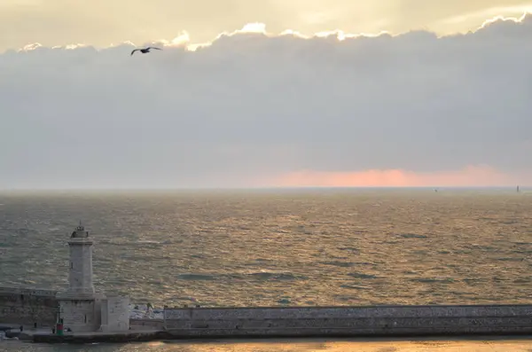 Φάρος Συννεφιασμένο Ηλιοβασίλεμα Ακτή Πολύχρωμο Παστέλ Πάνω Από Τον Ωκεανό — Φωτογραφία Αρχείου