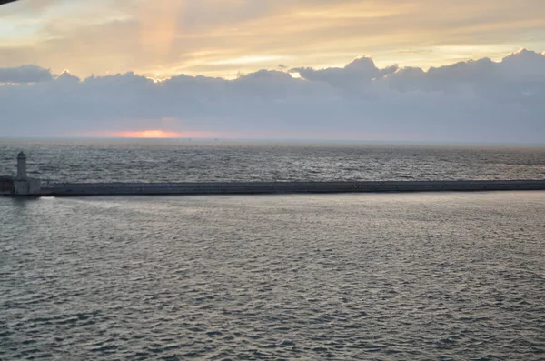 Pôr Sol Com Nuvens Sobre Oceano Oastell Fundo Calmo Foto — Fotografia de Stock