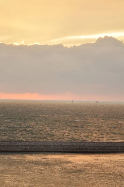 Sonnenuntergang Mit Wolken Über Ocean Oastell Ruhigen Hintergrund Hochwertiges Foto — Stockfoto