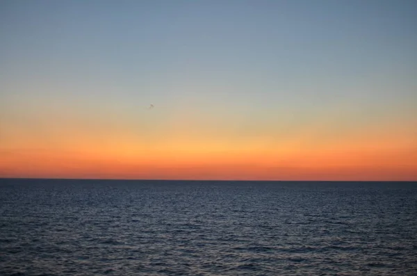 Sun Borta Dawn Sea Färgrik Ocean Horizon Högkvalitativt Foto — Stockfoto