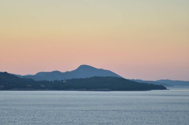 Deniz Dağı silueti renkli Okyanus Ufku 'nda güneş battı. Yüksek kalite fotoğraf