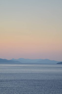 Deniz Dağı silueti renkli Okyanus Ufku 'nda güneş battı. Yüksek kalite fotoğraf