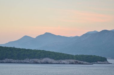 Deniz Dağı silueti renkli Okyanus Ufku 'nda güneş battı. Yüksek kalite fotoğraf