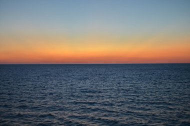 Deniz Boyalı Okyanus Ufku 'nda güneş battı. Yüksek kalite fotoğraf