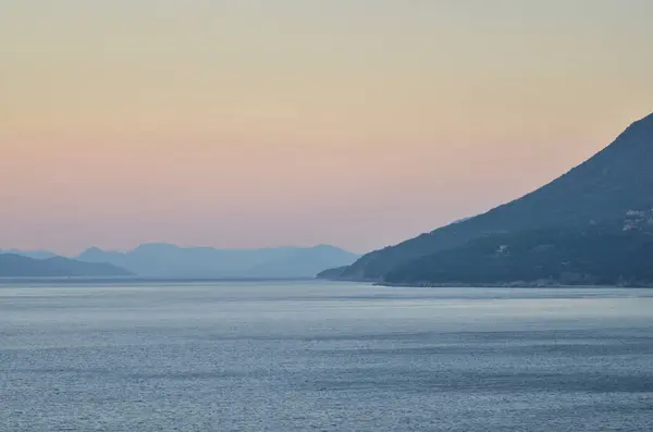 Сонце Зникло Морському Гірському Силуеті Наповненому Океанським Горизонтом Фотографія Високої — стокове фото