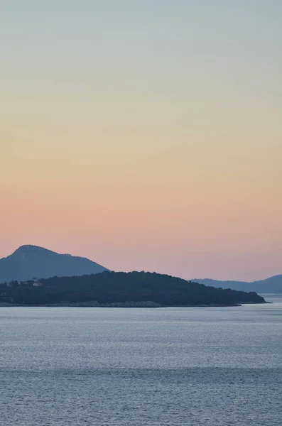 Сонце Зникло Морському Гірському Силуеті Наповненому Океанським Горизонтом Фотографія Високої — стокове фото