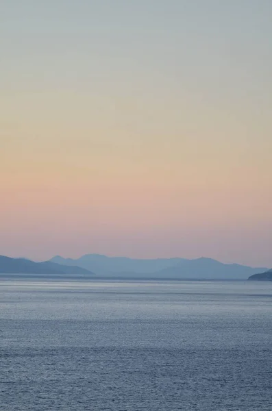 Deniz Dağı Silueti Renkli Okyanus Ufku Nda Güneş Battı Yüksek — Stok fotoğraf