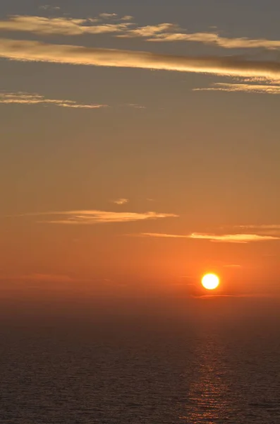 Deniz Okyanusu 'nda gün batımından ufukta renkli pastel rengi sakinliğine kadar. Yüksek kalite fotoğraf