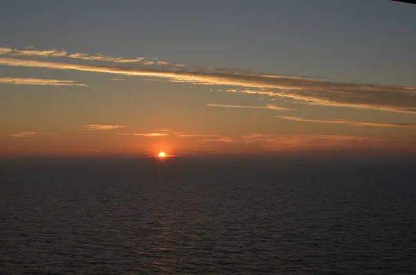 Solnedgång Vid Havet Till Horisonten Färgrik Pastell Lugn Högkvalitativt Foto — Stockfoto