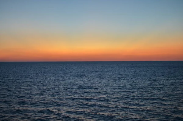 Sun Borta Dawn Sea Färgrik Ocean Horizon Högkvalitativt Foto — Stockfoto