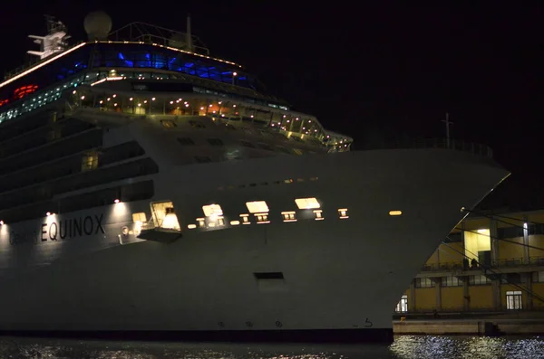 Kreuzfahrtschiff Der Nacht Auf Pier Dunkel Groß Modern Hochwertiges Foto — Stockfoto