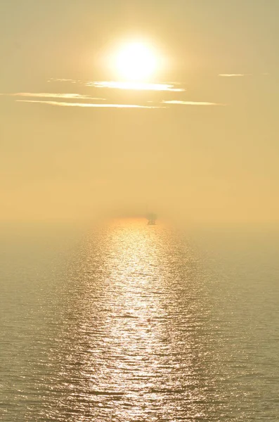 Güneş Yüzeyindeki Parlak Günbatımı Yansıması Yüksek Kalite Fotoğraf — Stok fotoğraf