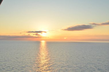 Parlak Günbatımı Akdeniz İtalya Okyanusu 'na renk dolu yansıması. Yüksek kalite fotoğraf