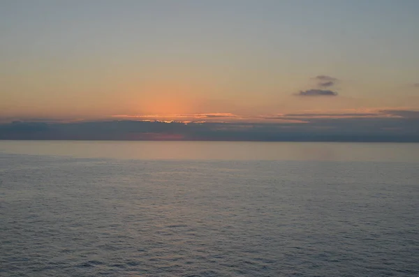 Ljus Solnedgång Medelhavet Italien Färgrik Reflektion Över Oceanen Högkvalitativt Foto — Stockfoto