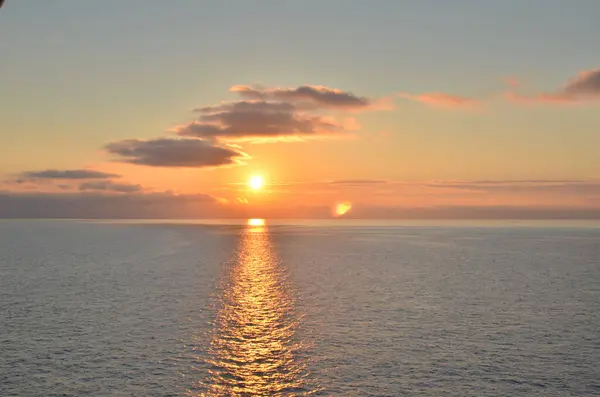 Ljus Solnedgång Medelhavet Italien Färgrik Reflektion Över Oceanen Högkvalitativt Foto — Stockfoto