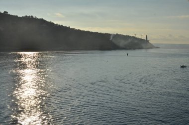 Parlak Günbatımı Akdeniz İtalya Dağları renkli. Yüksek kalite fotoğraf